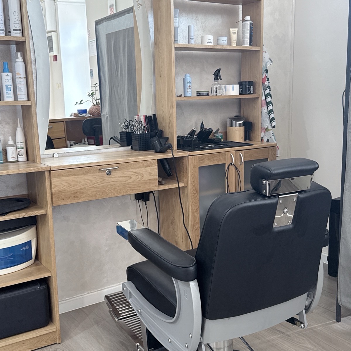 Klasična barberska stolica uz radno mjesto s ogledalom