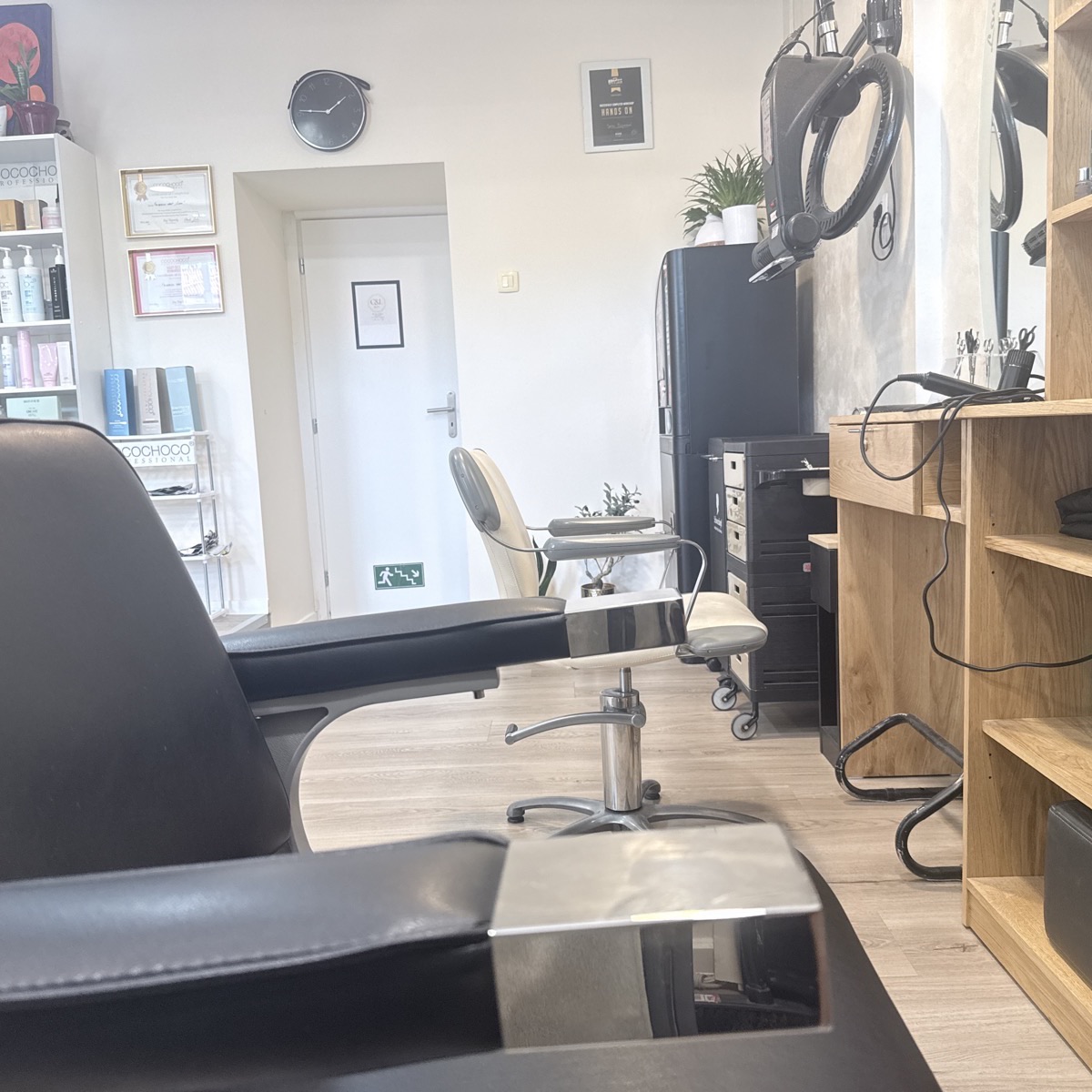 Dvije kožne barberske stolice u prednjem dijelu salona